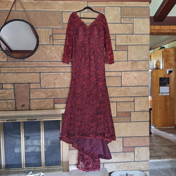 Sheath/Column V-neck Sweep Train Lace Mother of the Bride Dresses #F23M411 - Picture 6 of 13